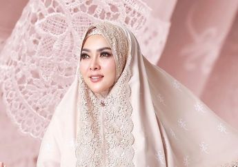 Dikira Serbet, Ternyata Harga Scarf Milik Syahrini yang Dipakai Untuk Shalat Ini Capai Jutaan Rupiah!