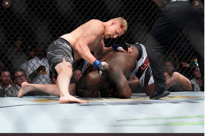 Momen Sergei Pavlovich membuat Raja KO, Derrick Lewis tersungkur dan kalah pada UFC 277, Minggu (31/7/2022) waktu Indonesia.