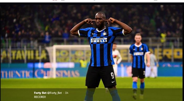 Romelu Lukaku mencetak gol Inter Milan ke gawang Cagliari dalam partai Coppa Italia di Giuseppe Meazza, Milan, 14 Januari 2020.