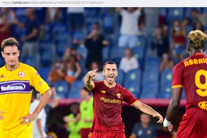 Gelandang AS Roma, Henrikh Mkhitaryan, merayakan gol bersama Tammy Abraham dalam laga Liga Italia kontra Fiorentina di Stadion Olimpico, Minggu (22/8/2021).
