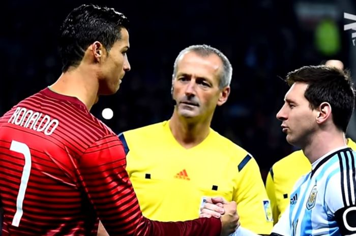 Kapten timnas Portugal, Cristiano Ronaldo, bersalaman dengan kapten timnas Argentina, Lionel Messi.