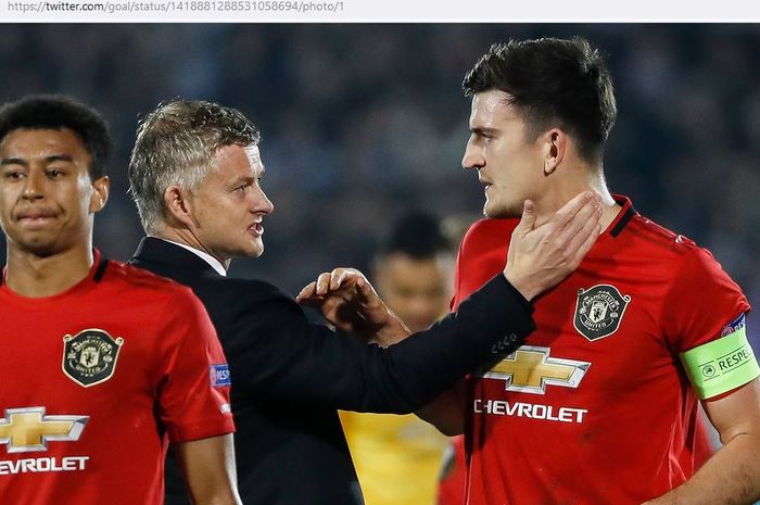 Pelatih Manchester United, Ole Gunnar Solskjaer, berbicara dengan Harry Maguire.