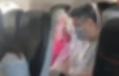 Lengkap dengan Masker dan Sarung Tangan, Sepasang Penumpang Pesawat Ini Ketahuan Menutupi Tubuh Mereka dengan Plastik untuk Cegah Virus Corona: Aku Akan Melakukan Hal yang Sama
