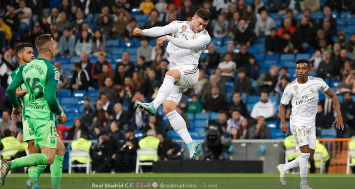 Striker Real Madrid, Luka Jovic, menyundul bola yang kemudian berbuah gol ke gawang Leganes pada lanjutan Liga Spanyol, Kamis (31/10/2019) di Stadion Santiago Bernabeu, Madrid.