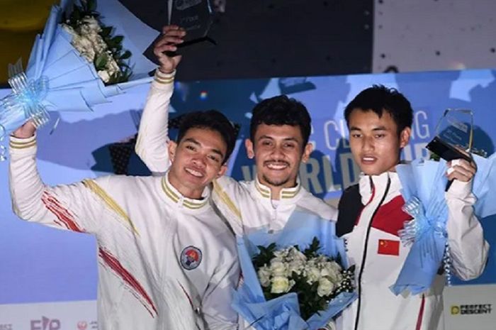 Atlet panjat tebing Indonesia Veddriq Leonardo (tengah) berselebrasi bersama atlet panjat te ing Indonesia Kiromal Katibin (kiri) dan atlet panjat tebing China Long Jinbao (kanan) saat penyerahan medali Juara Dunia Panjat Tebing 2022 di kawasan SCBD, Jakarta, Sabtu (24/9/2022). 