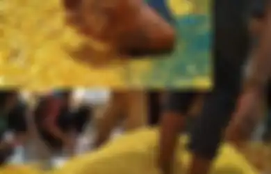 Masih Mau Makan? Pengemasan Snack Ini di Lantai dan Terkena Kaki Pekerjanya
