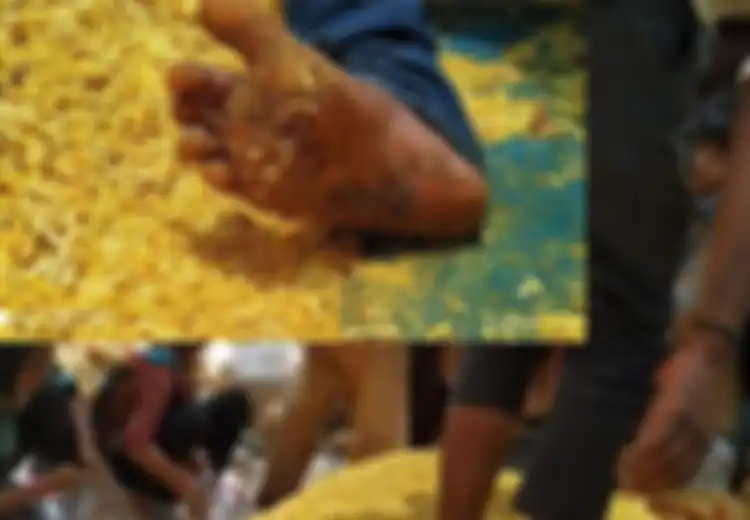 Masih Mau Makan? Pengemasan Snack Ini di Lantai dan Terkena Kaki Pekerjanya