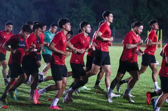 Marc Klok (kanan) bersama para pemain saat menjalani latihan di Brunei Darussalam sebelum menjalani leg kedua putaran pertama Kualifikasi Piala Dunia 2026 zona Asia.