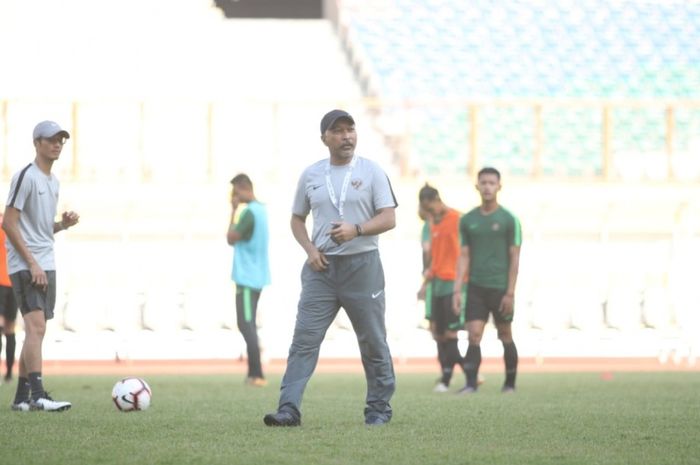 Pelatih timnas U-18 Indonesia, Fakhri Husaini pada seleksi tahap pertama pada 23-28 April 2019 di Stadion Wibawa Mukti, Cikarang, Kabupaten Bekasi, Rabu (12/6/2019).