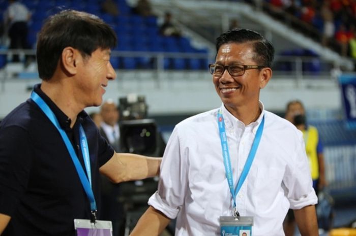 Pelatih Timnas U-23 Vietnam Hoang Anh Tuan (kanan) berbincang santai dengan Shin Tae-yong dalam final Piala AFF U-23 2023 di Rayong, Thailand, 26 Agustus 2023.