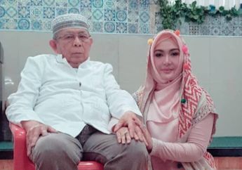 Iringi Pemakaman Ayahnya, Eddies Adelia Tak Kuasa Menahan Tangis
