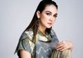 Bukan Busana Lamaran, Luna Maya jadi Sorotan Saat Pakai Setelan Batik Modern di Foto Terbarunya