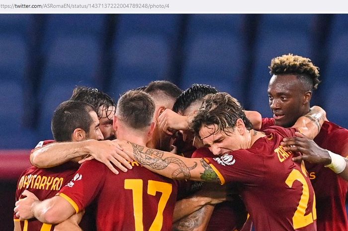 Para pemain AS Roma melakukan selebrasi dalam laga Liga Italia melawan Sassuolo di Stadion Olimpico, Minggu (12/9/2021).