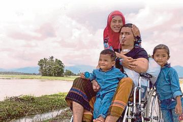 Kisah Istri Setia Rawat Suami Lumpuh ini Lebih Romantis dari Dilan ...