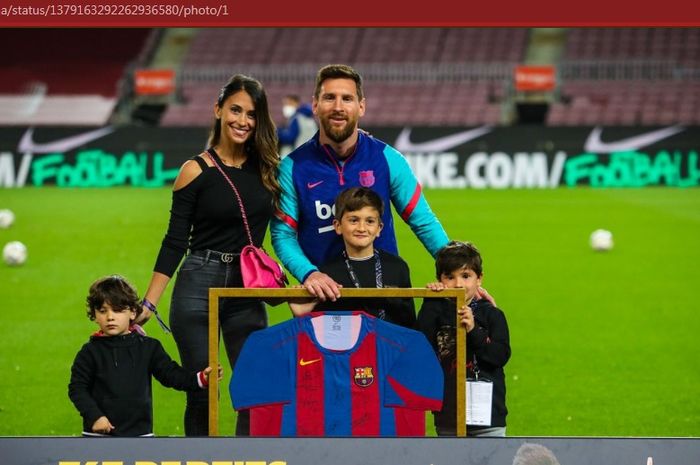 Lionel Messi berpose bersama dengan istrinya, Antonela Roccuzzo, dan ketiga anaknya, Thiago, Ciro, dan Mateo, saat tribute 769 penampilan untuk Barcelona.