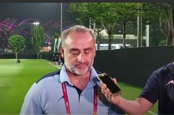 Momen pelatih timnas Iran di Piala Dunia U-17 2023, Hossein Abdi, memejamkan mata dan menghentikan wawancara saat azan berkumandang.