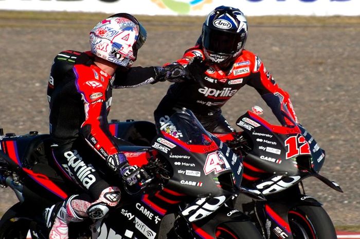 Duo pembalap Aprilia, Aleix Espargaro dan Maverick Vinales, di MotoGP Argentina 2022.
