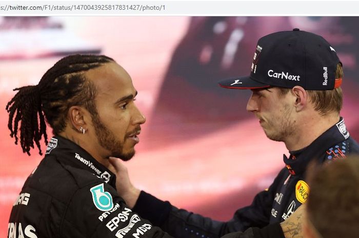 Pembalap Mercedes, Lewis Hamilton (kiri), memberikan ucapan selamat kepada pembalap Red Bull Racing, Max Verstappen, setelah menjad juara F1 2021.  Walau mengakui keunggulan rival, Hamilton disebut kecewa dengan kontroversi pada balapan terakhir di Abu Dhabi itu.