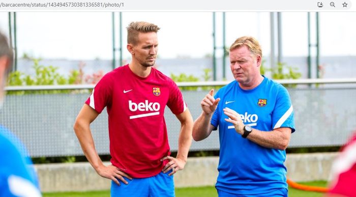 Luuk de Jong (kiri) dan Ronald Koeman (kanan) dalam sebuah sesi latihan bersama di Barcelona.
