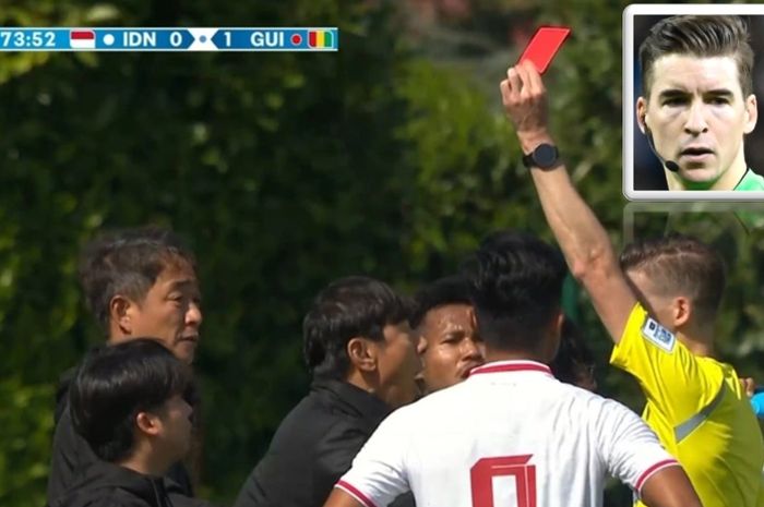 Wasit Francois Letexier menghukum Pelatih Timnas U-23 Indonesia Shin Tae-yong dengan kartu merah dalam play-off Olimpiade Paris 2024 melawan Guinea di Lapangan INF Clairefontaine, Clairefontaine-en-Yvelines, Prancis, Kamis (9/5/2024).