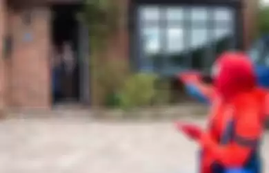 Hibur Anak-anak yang di Rumah Saat Lockdown, 2 Instruktur Bela Diri Ini Berubah Jadi Spider-Man