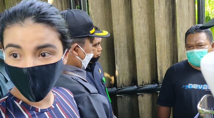 Tsania Marwa jemput anaknya di kediaman Atalarik Syach di kawasan Cibinong, Jawa Barat, Kamis (29/4/2021).