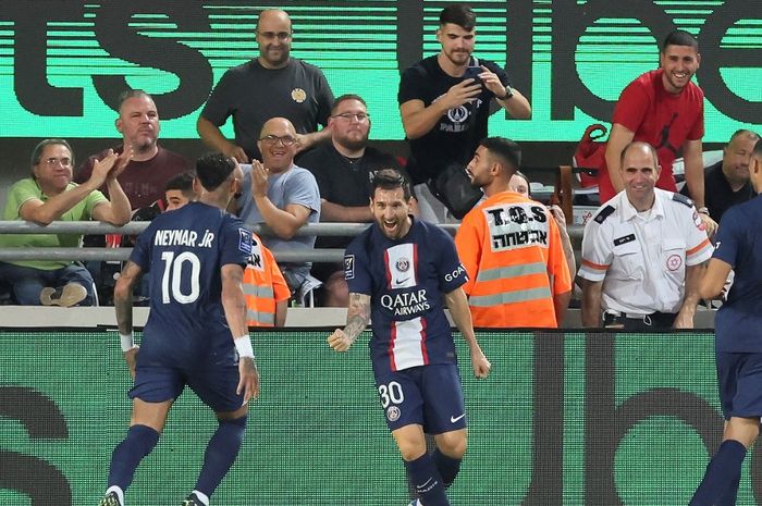 Striker Paris Saint-Germain, Lionel Messi, merayakan gol ke gawang Nantes dalam laga Piala Super Prancis di Stadion Bloomfield, Minggu (31/7/2022).