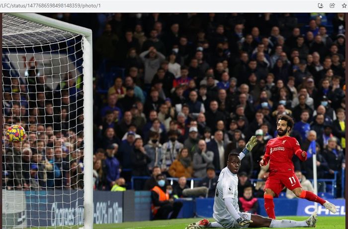 Penyerang Liverpool, Mohamed Salah, mencetak gol ke gawang Chelsea yang dikawal Edouard Mendy pada pekan ke-21 Liga Inggris 2021-2022 di Stadion Stamford Bridge, Minggu (2/1/2022).