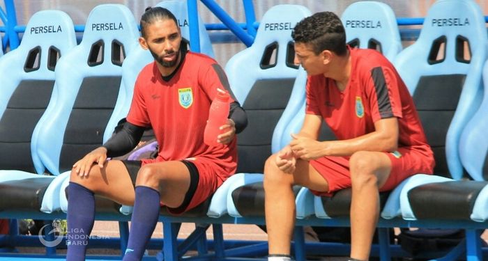 Pemain baru Persela, Demerson Bruno Costa (kiri), saat menjalani trial.