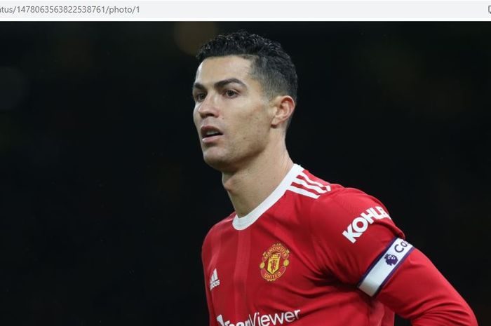 Momen Cristiano Ronaldo menjadi kapten Manchester United saat melawan Wolverhampton Wanderers dalam laga Liga Inggris di Stadion Old Trafford, Senin (3/1/2022).