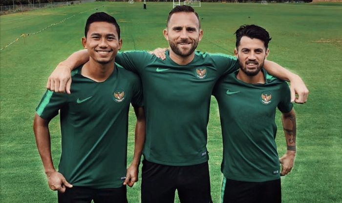 Pemain Bali United, Ricky Fajrin, Ilija Spasojevic, dan Stefano Lilipaly, ketika berlatih bersama skuat timnas Indonesia.