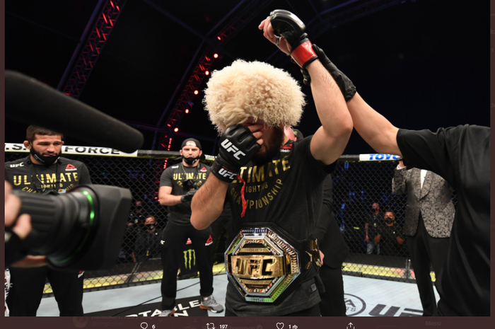 Petarung kelas ringan UFC, Khabib Nurmagomedov, menangis setelah menjadi pemenang pada ajang UFC 254, Minggu (25/10/2020).