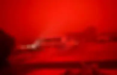 Langit di Pantai Australia Ini Menjadi Berwarna Merah Darah, Banyak Penduduk Terjebak di Pantai Tanpa Jalan Keluar Sampai Disuruh Melarikan Diri Ke Laut, Apa Yang Terjadi?