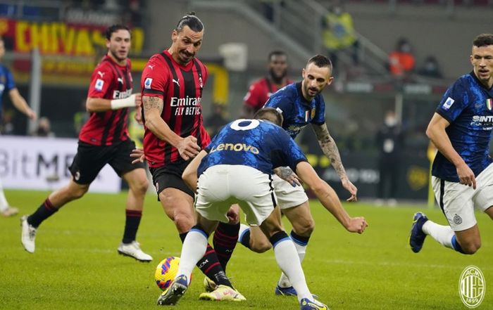 Aksi penyerang AC Milan, Zlatan Ibrahimovic, dalam laga melawan Inter Milan pada giornata 12 Liga Italia 2021-2022, Minggu (7/11/2021).