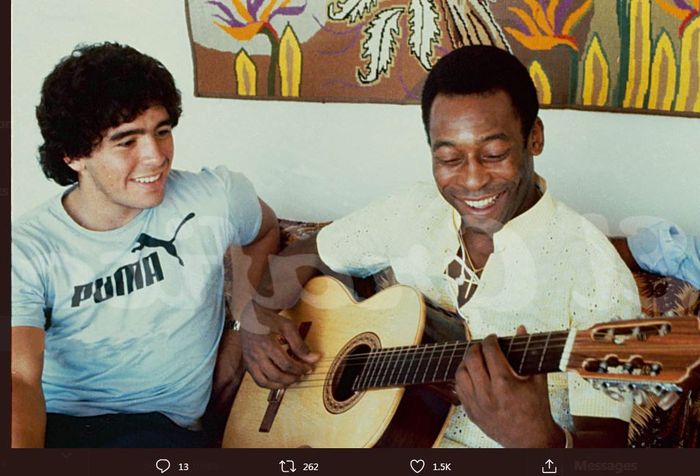 Diego Maradona dan Pele, dua legenda besar sepak bola dunia dalam satu potret.