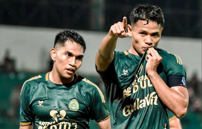 Penyerang Persikabo 1973 Dimas Drajad saat melakukan selebrasi seusai mencetak gol ke gawang Madura United dalam laga pekan ke-26 Liga 1 2023/2024 yang berlangsung di Stadion Bangkalan, Senin (26/2/2024).