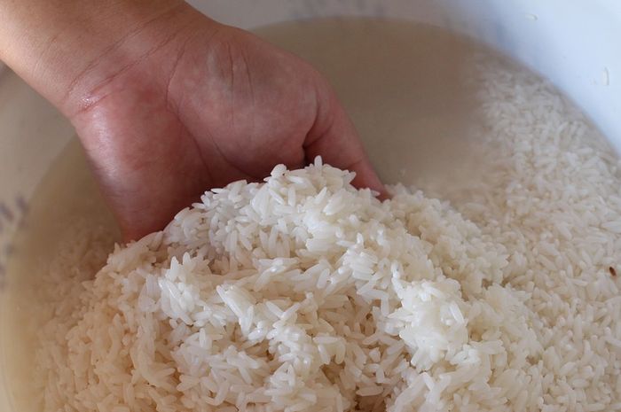 Sering Langsung Dibuang, Ternyata Air Cucian Beras Bisa Digunakan untuk