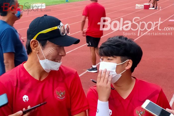 Pelatih timnas U-19 Indonesia, Shin Tae-yong, sedang memberikan keterangan kepada awak media dalam pemusatan latihan timnas U-19 Indonesia di Stadion Madya, Senayan, Jakarta Pusat, 20 Agustus 2020.