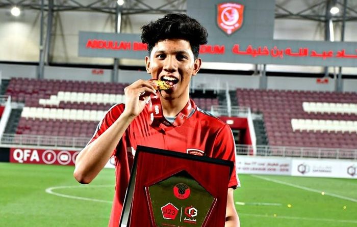 Pemain asal Indonesia Khuwailid Mustafa berselebrasi usai menjuarai Liga Qatar U-23 bersama Al-Duhail di Stadion Abdullah bin Khalifa, Minggu (14/4/2019).