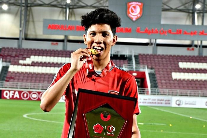 Pemain asal Indonesia Khuwailid Mustafa berselebrasi usai menjuarai Liga Qatar U-23 bersama Al-Duhail di Stadion Abdullah bin Khalifa, Minggu (14/4/2019).
