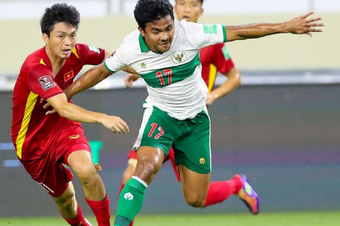 Nguyen Tuan Anh  dari Vietnam membuat pemain Timnas Indonesia Asnawi Mangkualam kerepotan dalam laga Grup G Kualifikasi Piala Dunia 2022 zona Asia di Stadion Al Maktoum, Dubai, Uni Emirat Arab, 7 Juni 2021.