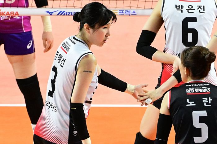 Setter Daejeon JungKwanJang Red Sparks, Yeum Hye-seon (nomor 3), saat tampil dalam partai pertama babak playoff Liga Voli Korea 2023-2024 di Incheon, Korea Selatan, 22 Maret 2024.