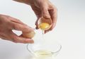 Memisahkan Kuning Telur Menggunakan Cangkang Ternyata Berbahaya!