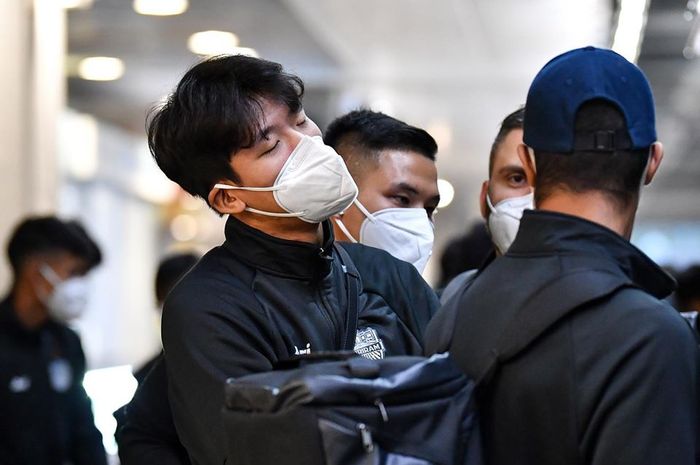 Para pemain Buriram United tiba di Shanghai dengan menggunakan masker demi menghindari wabah coronavirus. Mereka akan melawan Shanghai SIPG dalam play-off Liga Champions Asia 2020, Selasa (28/1/2020).