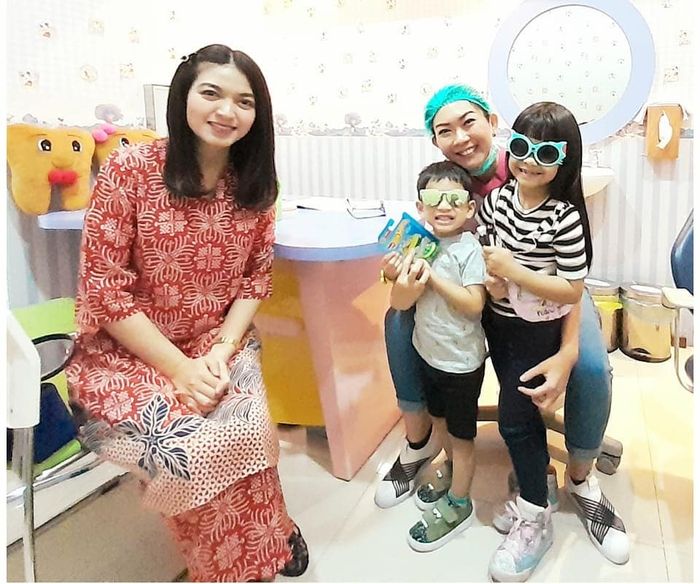 Bukan Busana Mewah, Selvi Ananda Justru Tampil Cuek Pakai Daster Saat Antar Anak Meskipun Berstatus Menantu Presiden Jokowi