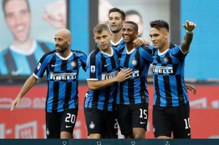Para pemain Inter Milan merayakan gol yang dicetak oleh Ashley Young ke gawang Brescia pada laga pekan ke-29 Liga Italia, Rabu (1/7/2020).