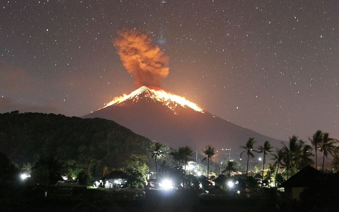Gunung Agung kembali meletus.