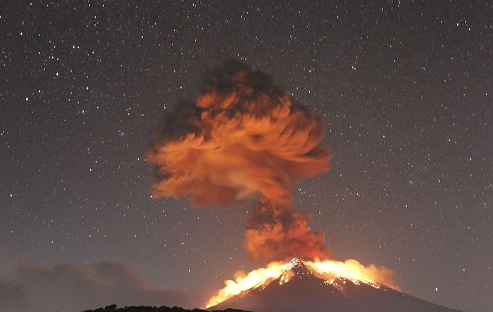 Gunung Agung kembali meletus.