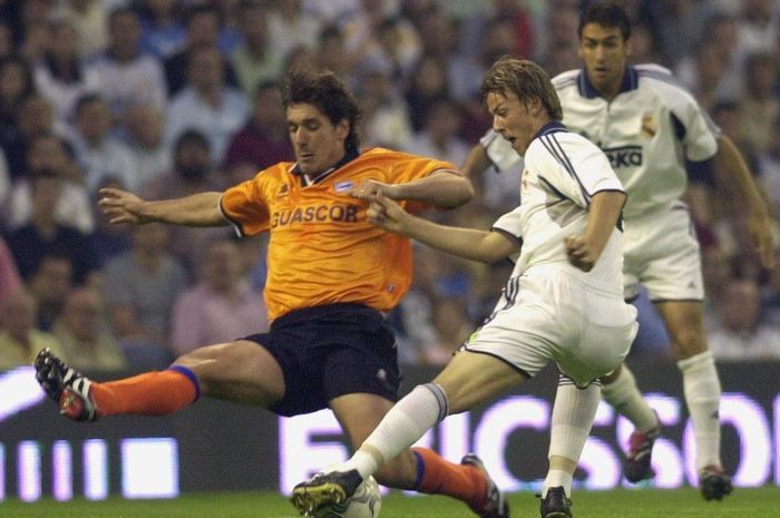 Aksi gelandang Real Madrid,Guti Hernandez, saat melawan Villarreal pada 14 April 2001.