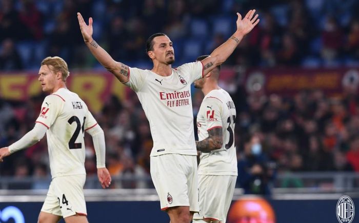Penyerang AC Milan, Zlatan Ibrahimovic, merayakan gol ke gawang AS Roma pada pekan ke-11 Liga Italia 2021-2022 di Stadion Olimpico, Minggu (31/10/2021).
